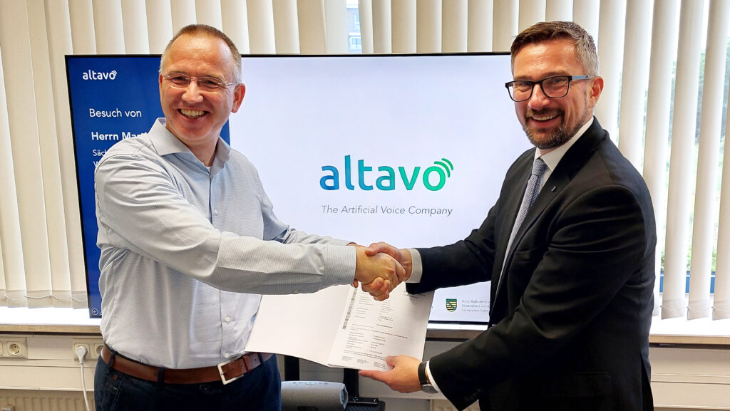 Staatsminister Martin Dulig (rechts) übergibt den Fördermittelbescheid an Geschäftsführer Dr. Rudolf von Bünau