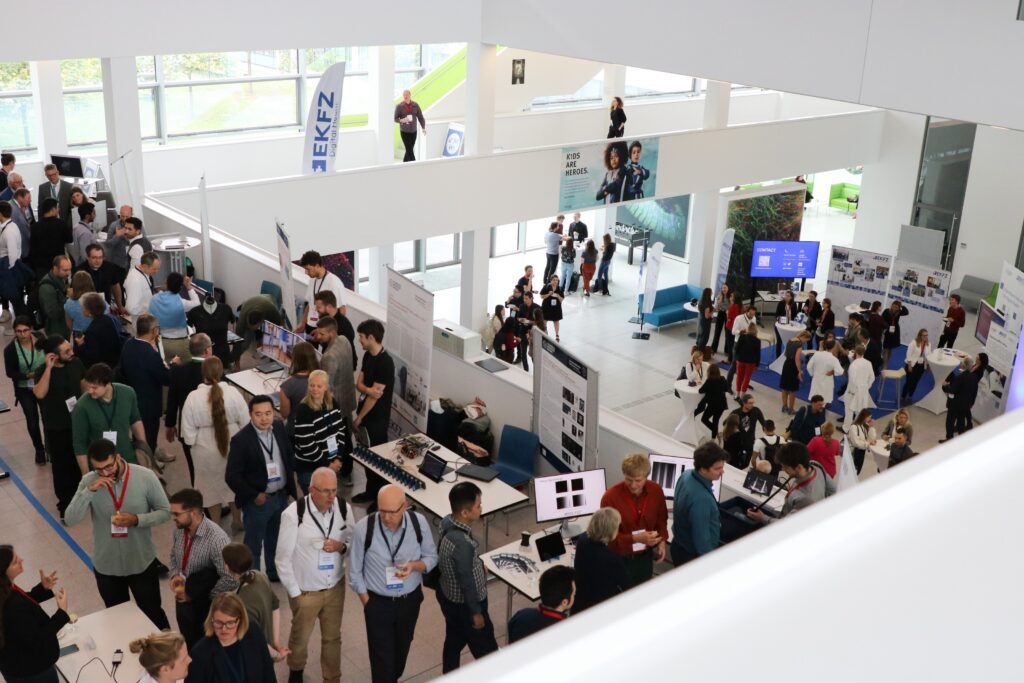 Foyer mit Ausstellung zahlreicher Projektteams